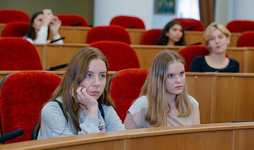 Школьники – на экскурсии в парламенте региона